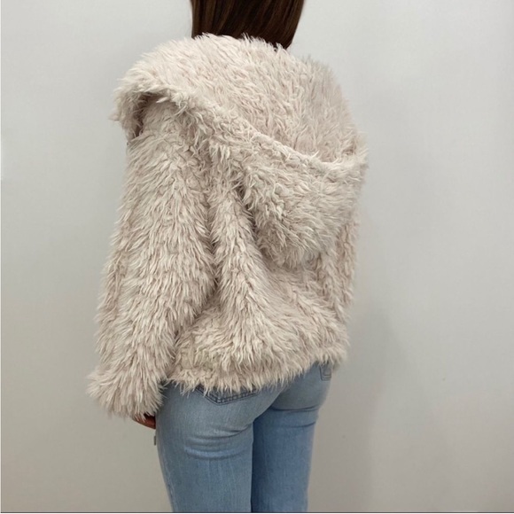 NWT Dress Forum Women’s Oversized Faux Fur Fluffy Hooded Jacket in Cream - Picture 2 of 6